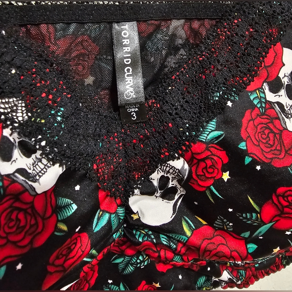 Torrid Black and Red Skull Rose Bralette size 3X - Picture 4 of 6